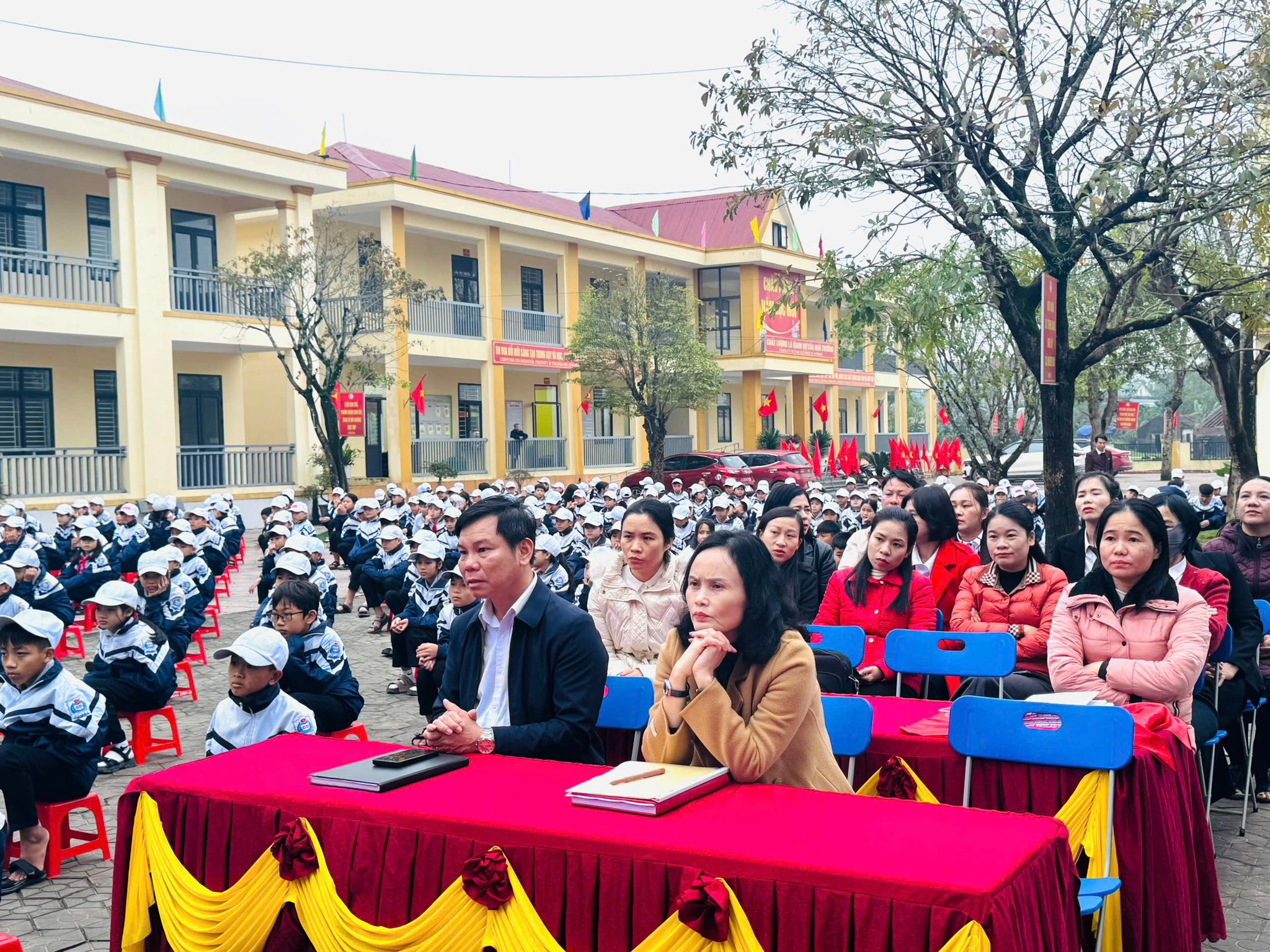 Trường THCS Kỳ Tây tổ chức sinh hoạt dưới cờ với chủ đề " Phát huy truyền thống - Vươn tới tương lai"