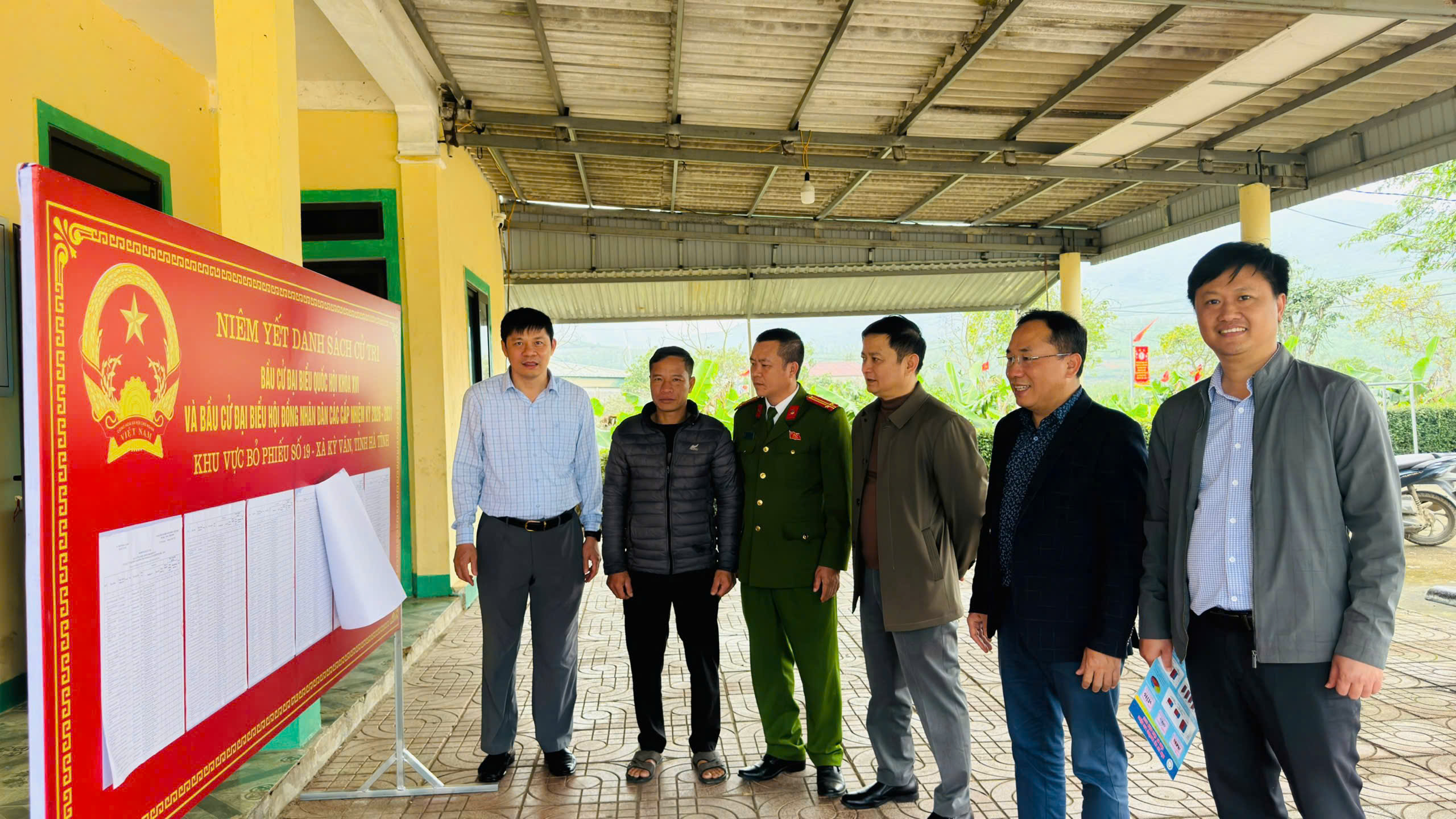 Đồng chí Nguyễn Ngọc Hoạch, Bí thư Đảng ủy, Chủ tịch HĐND xã trực tiếp kiểm tra công tác niêm yết danh sách cử tri tại các thôn