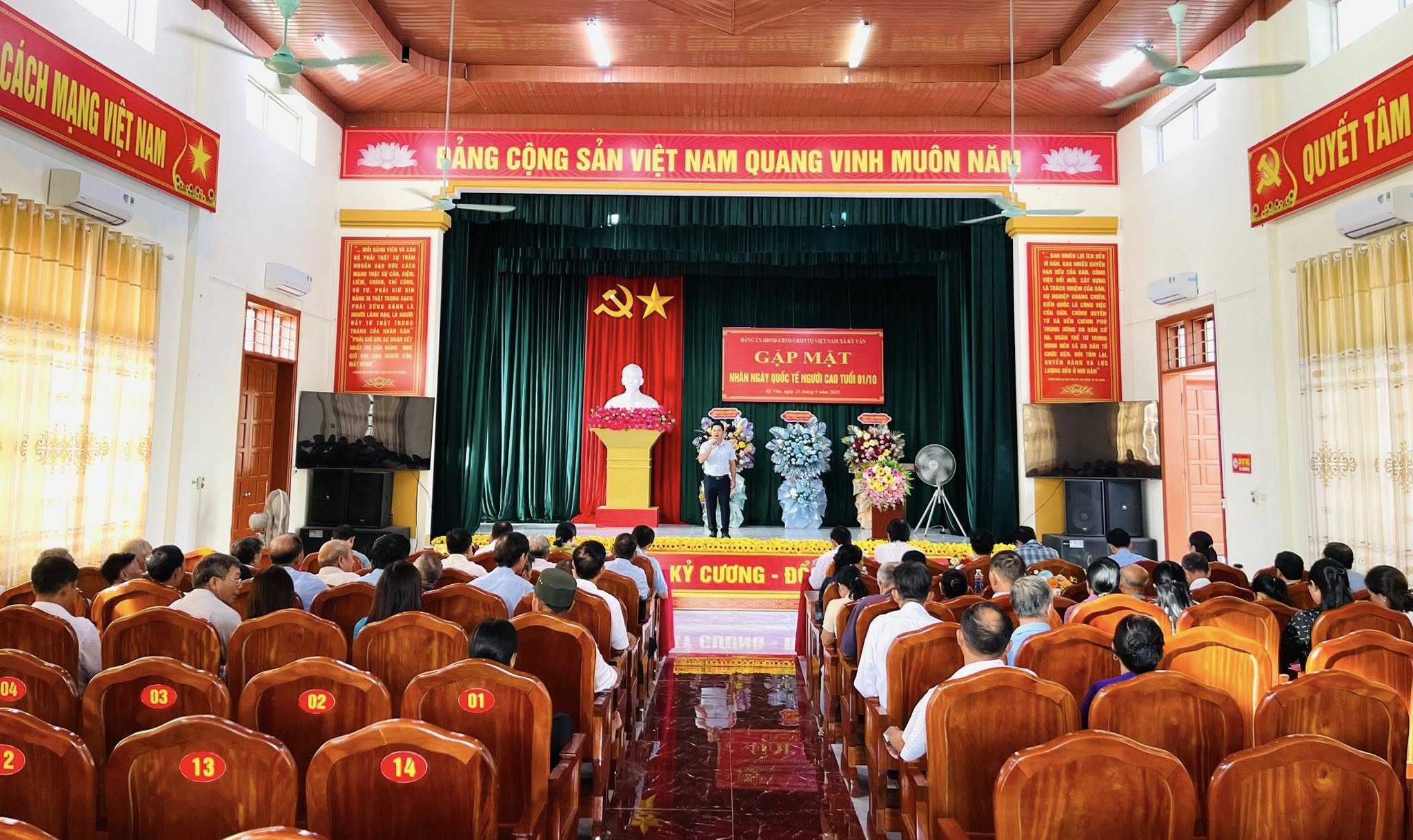 Đảng uỷ, Hội đồng Nhân dân, UBND, Uỷ ban Mặt trận Tổ quốc Việt Nam xã Kỳ Văn đã long trọng tổ chức Lễ gặp mặt nhân kỷ niệm Ngày Quốc tế Người cao tuổi 1/10.