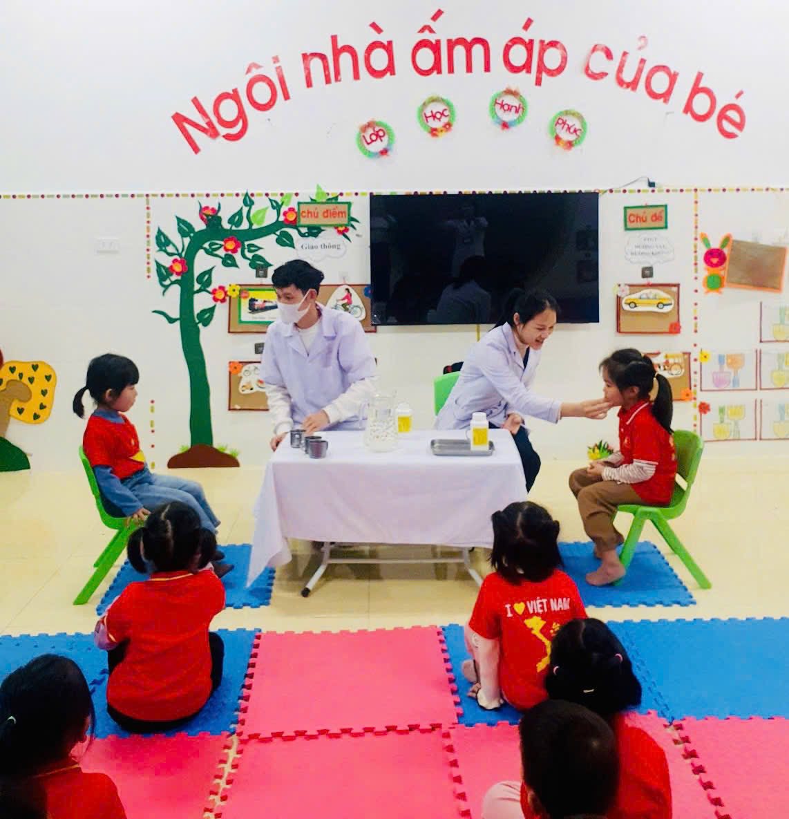 Trường Mầm non Kỳ Tây phối hợp với Trạm y tế xã cho trẻ uống thuốc tẩy giun định kỳ