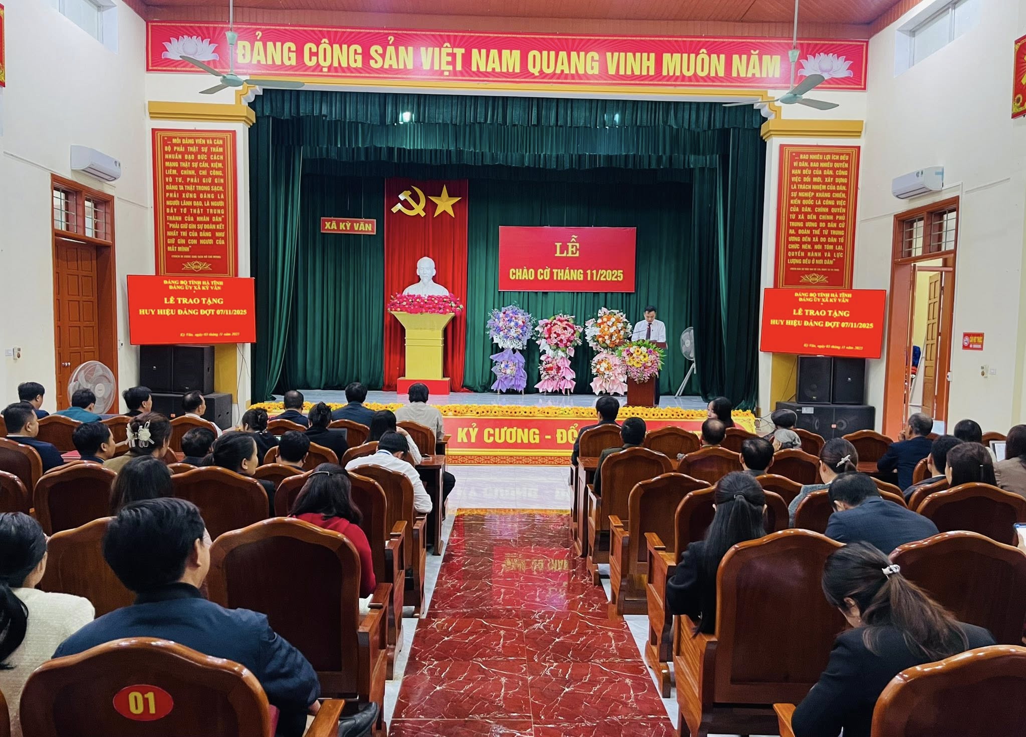  Đảng ủy - HĐND - UBND - Ủy ban MTTQ xã Kỳ Văn long trọng tổ chức lễ chào cờ đầu tháng 11 năm 2025. 