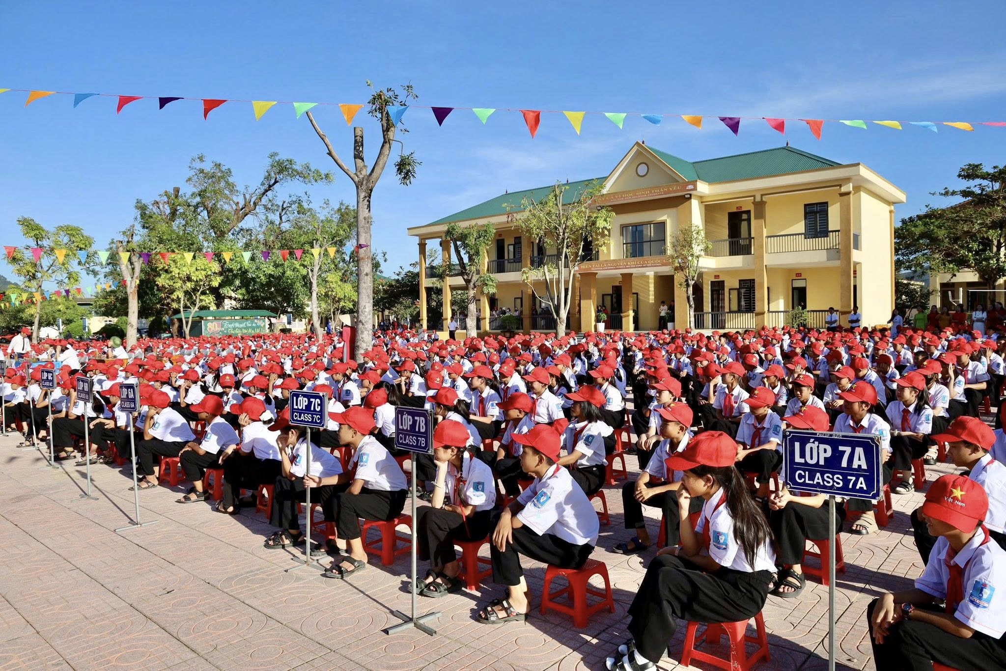 Trường TH THCS Kỳ Văn khai giảng năm học mới 2025 - 2026