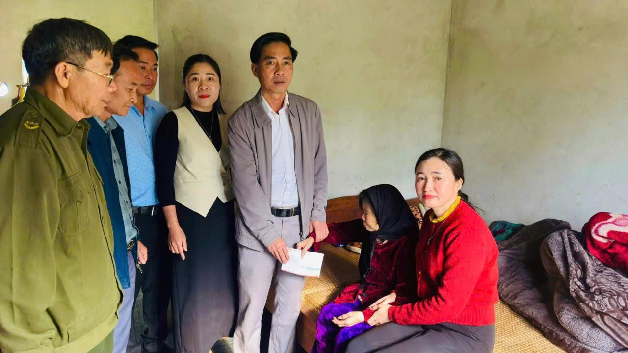 Ủy ban  MTTQ Việt Nam xã Kỳ Văn kịp thời thăm hỏi, chia sẻ yêu thương với các hoàn cảnh khó khăn trên địa bàn