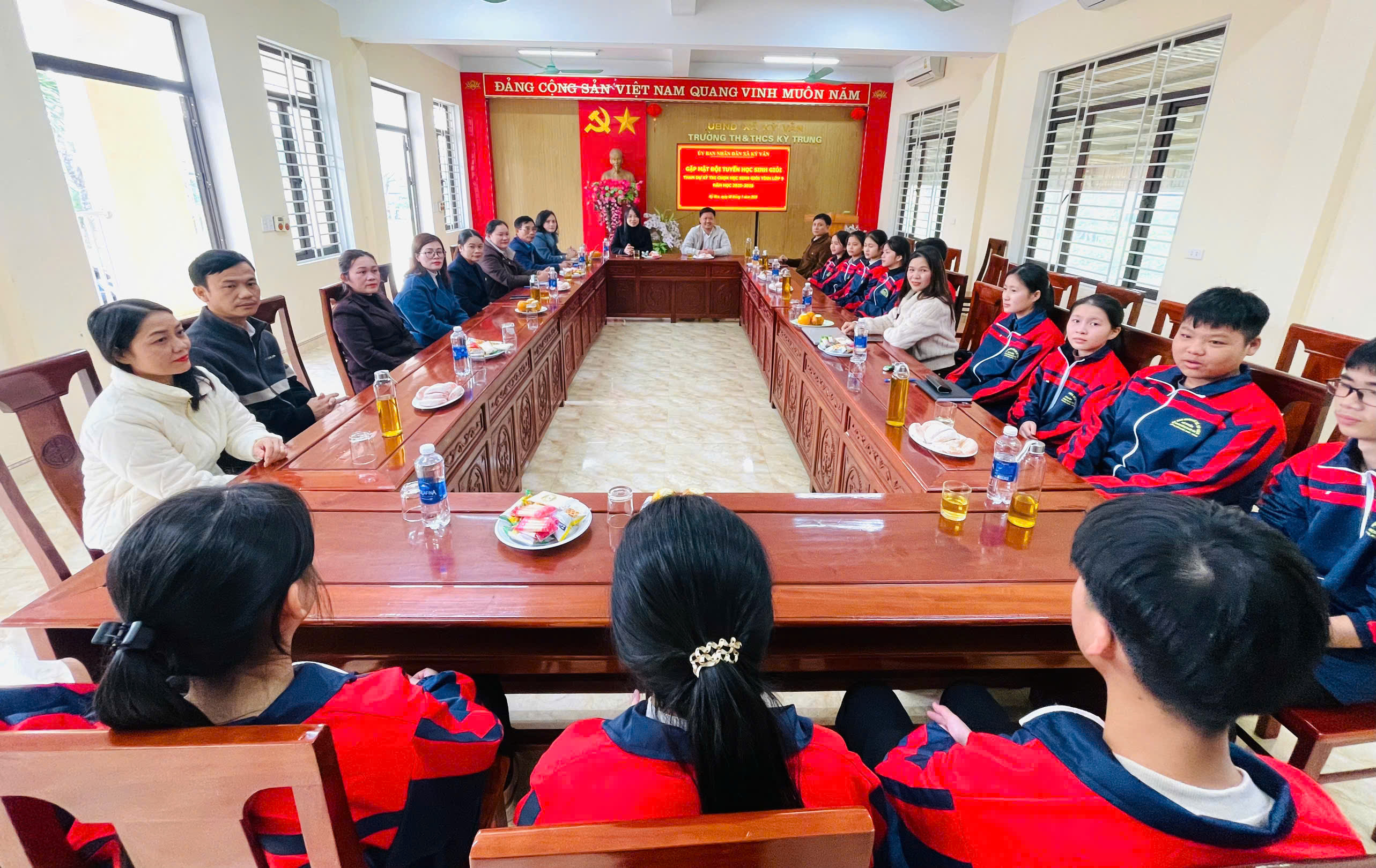 UBND xã Kỳ Văn tổ chức buổi gặp mặt đội tuyển học sinh giỏi tham dự kỳ thi chọn học sinh giỏi tỉnh lớp 9 năm học 2025 – 2026