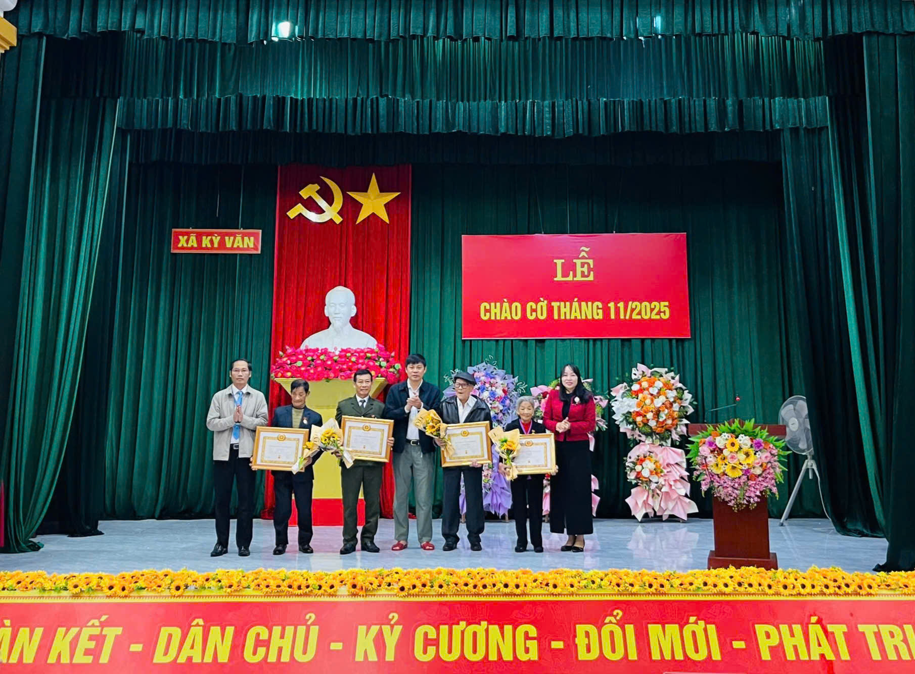 Đảng bộ xã Kỳ Văn trao tặng Huy hiệu Đảng đợt 07/11/2025