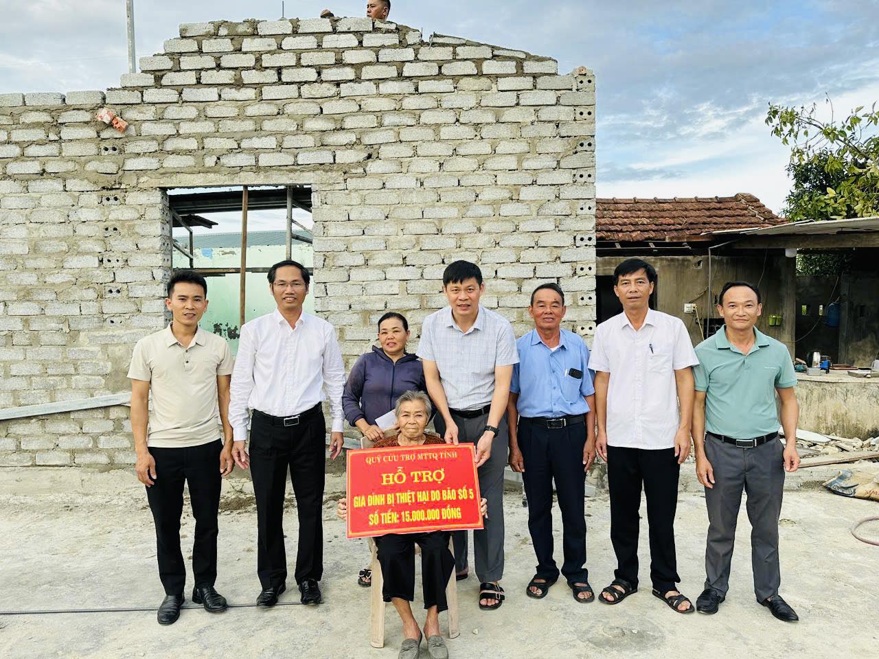 Xã Kỳ Văn kết nối với Ngân hàng Nông nghiệp và Phát triển Nông thôn Agribank - Chi nhánh Kỳ Anh (Hà Tĩnh II) cùng các nhà hảo tâm đã tổ chức trao quà an sinh xã hội và hỗ trợ cho các hộ gia đình chịu thiệt hại do ảnh hưởng của cơn bão số 5 vừa qua