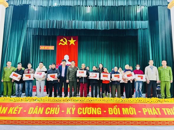 Công an tỉnh Hà Tĩnh trao quà Tết cho các hộ khó khăn tại xã Kỳ Văn