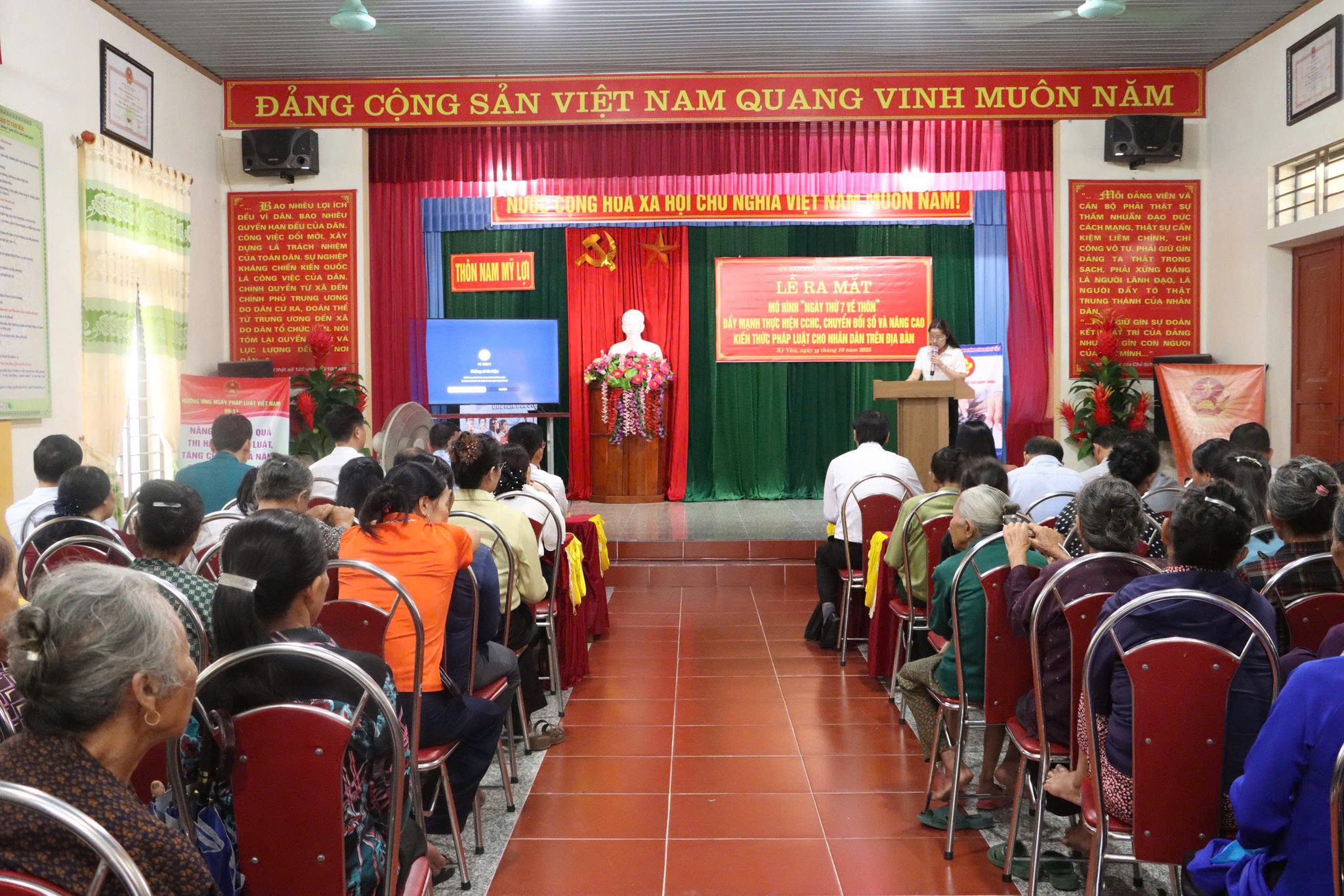 Xã Kỳ Văn ra mắt mô hình " Ngày thứ 7 về thôn" Đẩy mạnh CCHC, chuyển đổi số và nâng cao nhận thức pháp luật cho người dân trên địa bàn