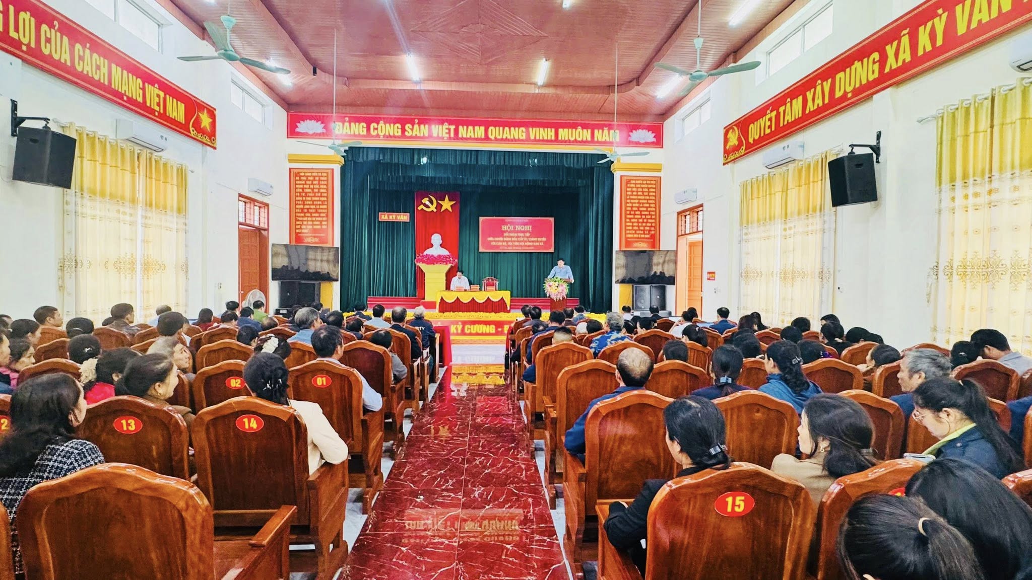 Hội nghị đối thoại trực tiếp giữa người đứng đầu Cấp ủy, chính quyền với cán bộ, hội viên Hội Nông dân. 