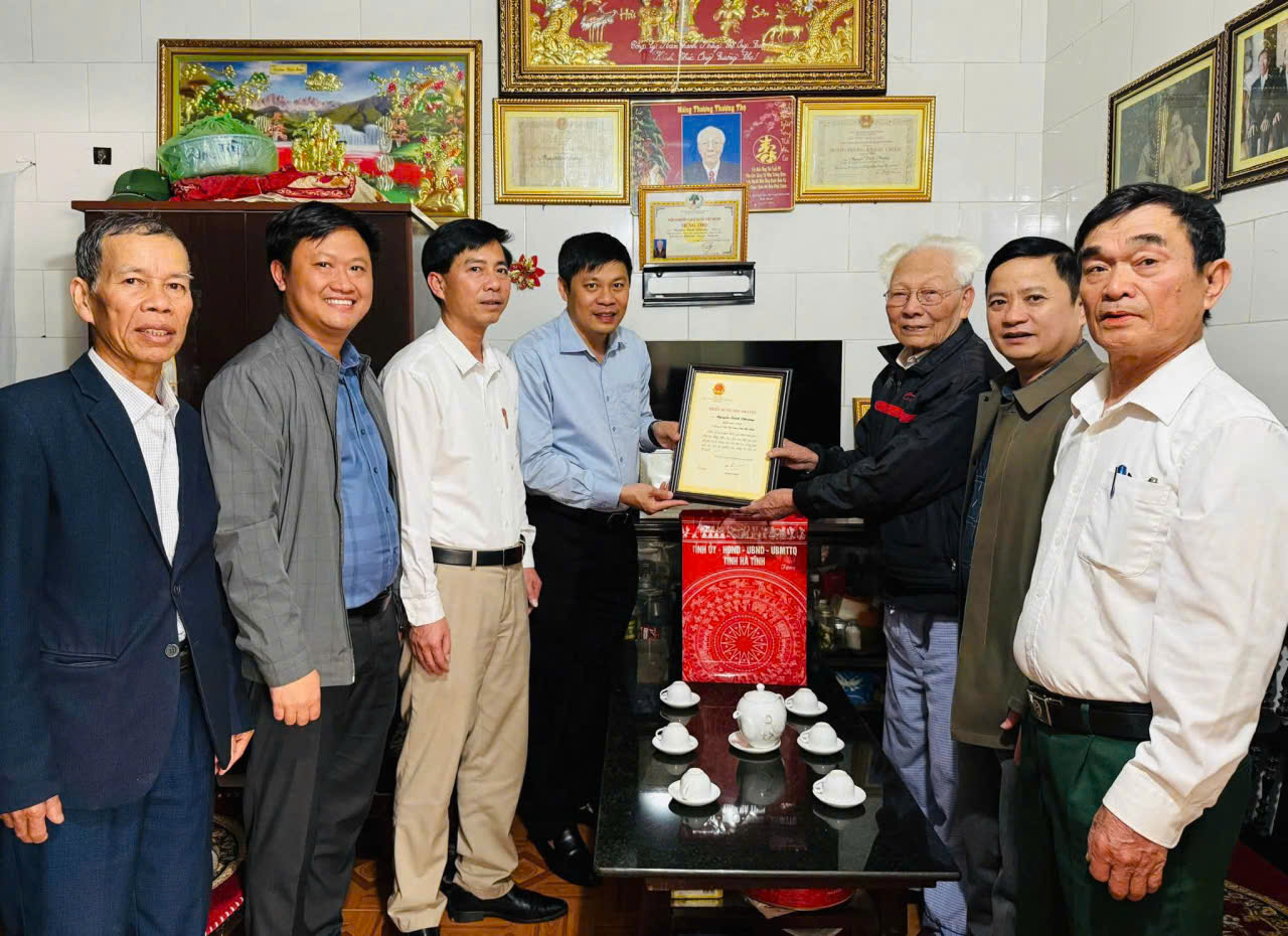 Lãnh đạo xã Kỳ Văn trao thiếp mừng thọ các cụ cao niên dịp Xuân Bính Ngọ 2026