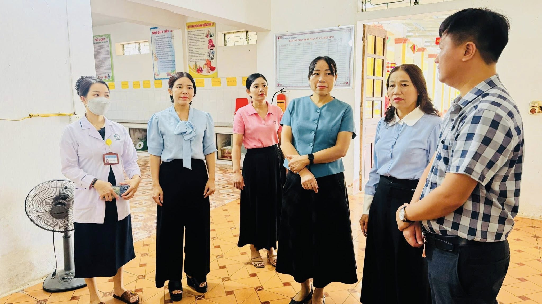 Đại diện lãnh đạo xã Kỳ Văn cùng đoàn kiểm tra liên ngành An toàn thực phẩm (ATTP) đã đến kiểm tra hoạt động tổ chức ăn nghỉ bán trú tại Trường Mầm non Kỳ Văn và Trường mầm non Kỳ Tây