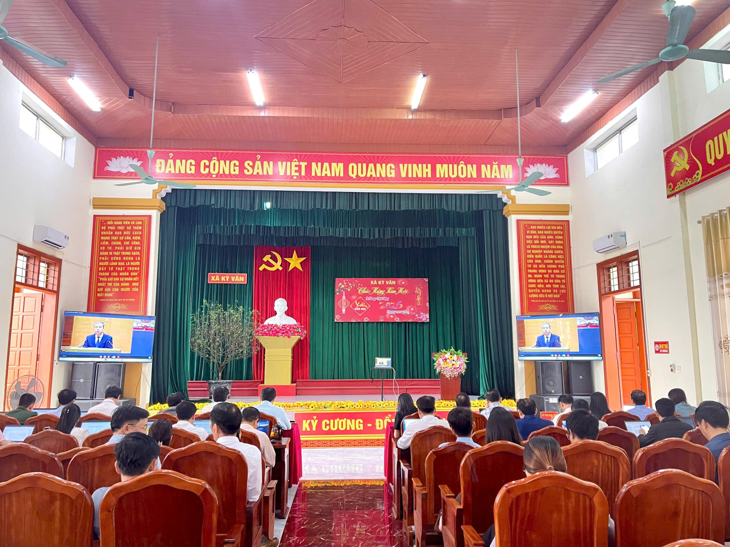 Đảng ủy xã Kỳ Văn kết nối hội nghị toàn quốc quán triệt và triển khai thực hiện Nghị quyết số 79-NQ/TW và Nghị quyết số 80-NQ/TW của Bộ Chính trị