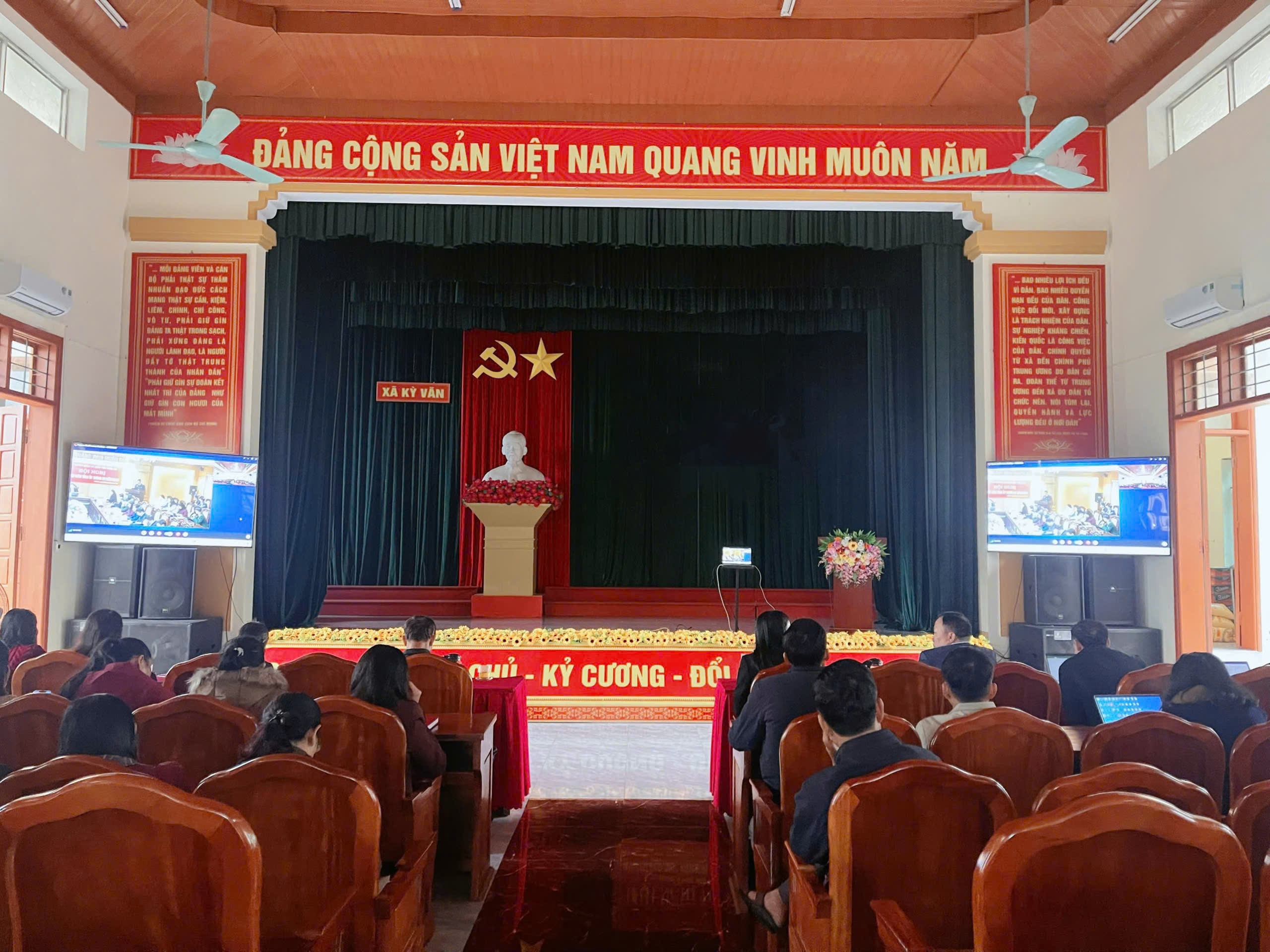 Đảng ủy xã Kỳ Văn kết nối trực tuyến hội nghị Báo cáo viên Tỉnh uỷ  tháng 02 năm 2026