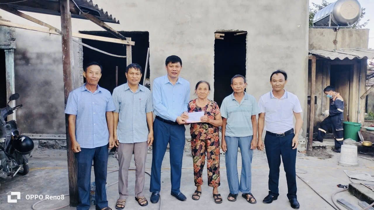 Xã Kỳ Văn kết nối với Ngân hàng Thương mại Đầu tư & Phát triển Việt Nam BIDV Nam Hà Tĩnh cùng các nhà hảo tâm đã tổ chức trao quà quà an sinh xã hội và hỗ trợ cho các hộ gia đình chịu thiệt hại do ảnh hưởng của cơn bão số 5 vừa qua.